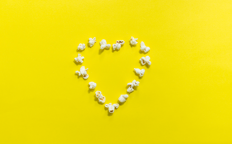 popcorn_heart_yellow_back_pexels.png