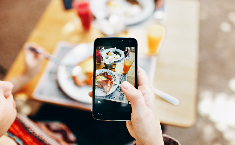 brunch_phone_photo_pexels.png